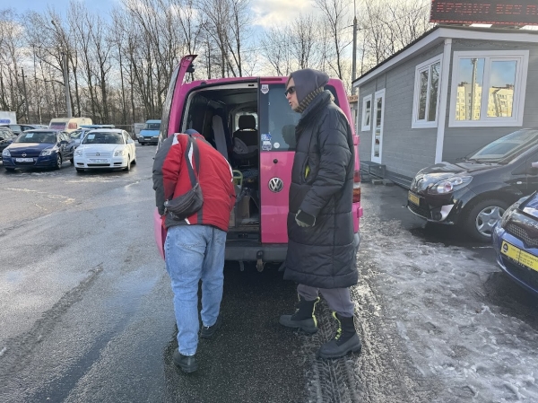 Розовый Volkswagen T5 шесть лет находится в продаже Розовый Volkswagen T5 шесть лет находится в продаже