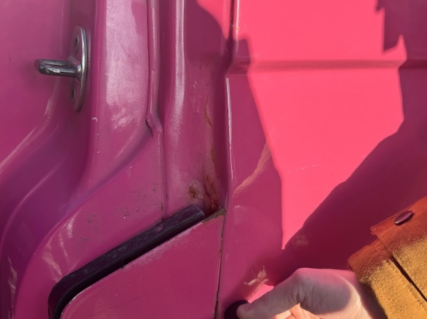 Розовый Volkswagen T5 шесть лет находится в продаже Розовый Volkswagen T5 шесть лет находится в продаже