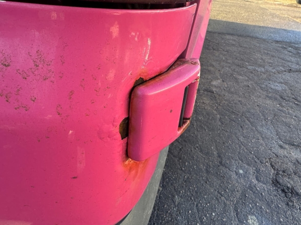 Розовый Volkswagen T5 шесть лет находится в продаже Розовый Volkswagen T5 шесть лет находится в продаже