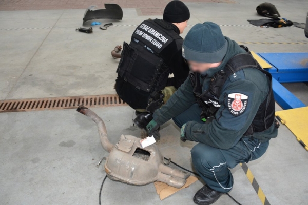 Белорус попался в Польше с контрабандой сигарет в автомобиле. Где он их спрятал? Белорус попался в Польше с контрабандой сигарет в автомобиле. Где он их спрятал?