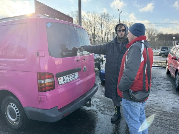 Розовый Volkswagen T5 шесть лет находится в продаже Розовый Volkswagen T5 шесть лет находится в продаже