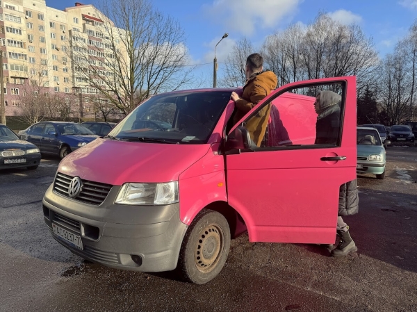Розовый Volkswagen T5 шесть лет находится в продаже Розовый Volkswagen T5 шесть лет находится в продаже