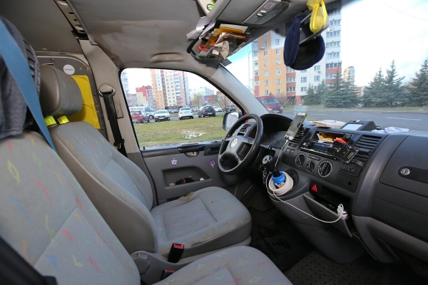 Розовый Volkswagen T5 шесть лет находится в продаже Розовый Volkswagen T5 шесть лет находится в продаже