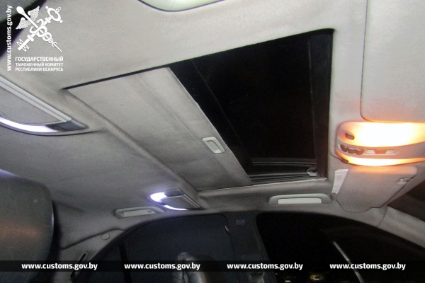 Мужчина спрятал 200 блесков для губ в машине и попался на таможне — случай на границе в Бресте Мужчина спрятал 200 блесков для губ в машине и попался на таможне — случай на границе в Бресте