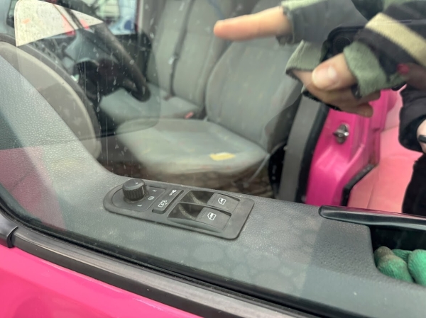 Розовый Volkswagen T5 шесть лет находится в продаже Розовый Volkswagen T5 шесть лет находится в продаже