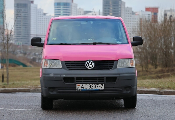 Розовый Volkswagen T5 шесть лет находится в продаже Розовый Volkswagen T5 шесть лет находится в продаже