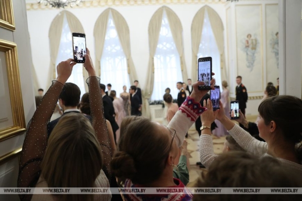 Учащиеся и студенты Брестской области закружили на балу в Коссовском дворце Учащиеся и студенты Брестской области закружили на балу в Коссовском дворце