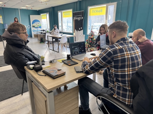 Розовый Volkswagen T5 шесть лет находится в продаже Розовый Volkswagen T5 шесть лет находится в продаже