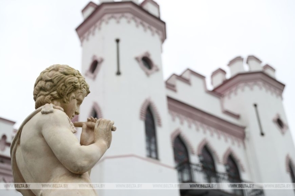 Учащиеся и студенты Брестской области закружили на балу в Коссовском дворце Учащиеся и студенты Брестской области закружили на балу в Коссовском дворце