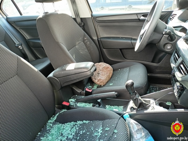 В Бресте припаркованный автомобиль забросали камнями. Из-за чего? В Бресте припаркованный автомобиль забросали камнями. Из-за чего?