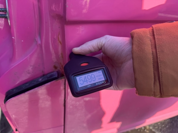 Розовый Volkswagen T5 шесть лет находится в продаже Розовый Volkswagen T5 шесть лет находится в продаже