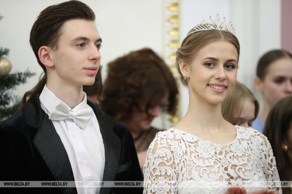 Учащиеся и студенты Брестской области закружили на балу в Коссовском дворце Учащиеся и студенты Брестской области закружили на балу в Коссовском дворце