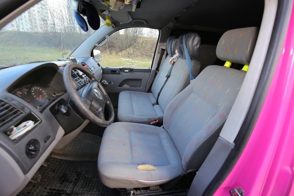 Розовый Volkswagen T5 шесть лет находится в продаже Розовый Volkswagen T5 шесть лет находится в продаже