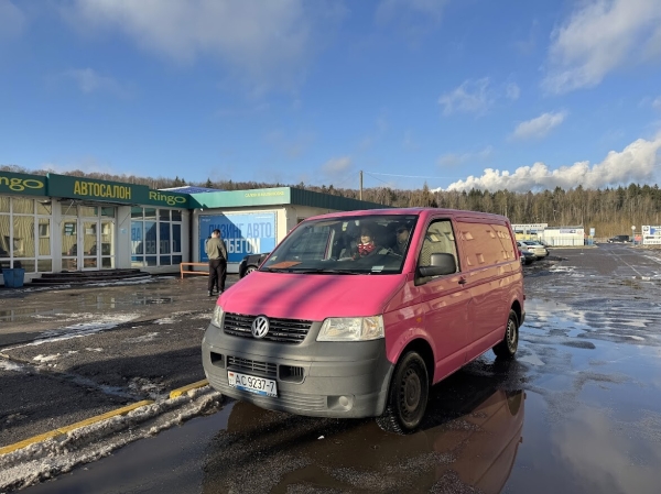Розовый Volkswagen T5 шесть лет находится в продаже Розовый Volkswagen T5 шесть лет находится в продаже