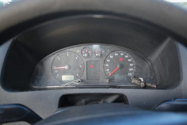 Розовый Volkswagen T5 шесть лет находится в продаже Розовый Volkswagen T5 шесть лет находится в продаже