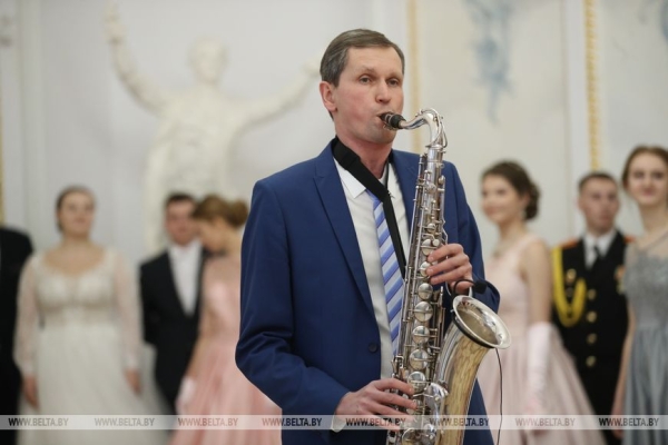 Учащиеся и студенты Брестской области закружили на балу в Коссовском дворце Учащиеся и студенты Брестской области закружили на балу в Коссовском дворце