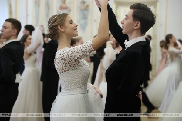 Учащиеся и студенты Брестской области закружили на балу в Коссовском дворце Учащиеся и студенты Брестской области закружили на балу в Коссовском дворце