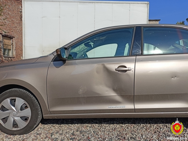 В Бресте припаркованный автомобиль забросали камнями. Из-за чего? В Бресте припаркованный автомобиль забросали камнями. Из-за чего?