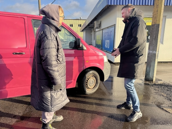 Розовый Volkswagen T5 шесть лет находится в продаже Розовый Volkswagen T5 шесть лет находится в продаже