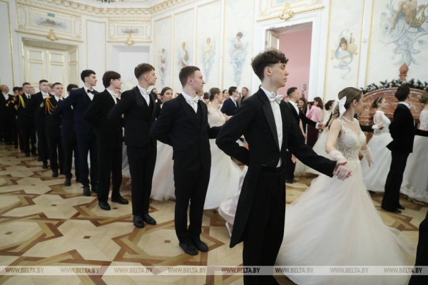 Учащиеся и студенты Брестской области закружили на балу в Коссовском дворце Учащиеся и студенты Брестской области закружили на балу в Коссовском дворце