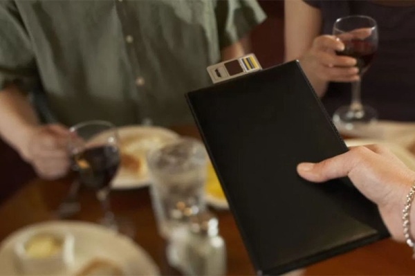 Склонны ли белорусы оставлять официантам на чай? Сколько зарабатывает официант? Склонны ли белорусы оставлять официантам на чай? Сколько зарабатывает официант?