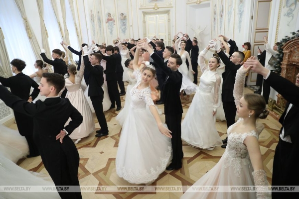Учащиеся и студенты Брестской области закружили на балу в Коссовском дворце Учащиеся и студенты Брестской области закружили на балу в Коссовском дворце