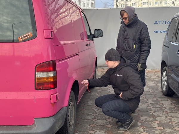 Розовый Volkswagen T5 шесть лет находится в продаже Розовый Volkswagen T5 шесть лет находится в продаже