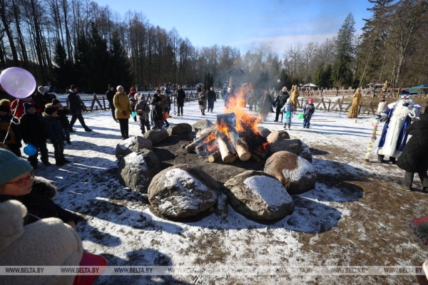 В поместье белорусского Деда Мороза в Беловежской пуще состоялось праздничное мероприятие «Проводы Снегурочки»