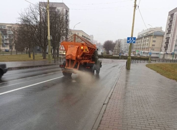Чем обрабатывают дороги в Беларуси и нужно ли это, если снега нет? Рассказал специалист Чем обрабатывают дороги в Беларуси и нужно ли это, если снега нет? Рассказал специалист