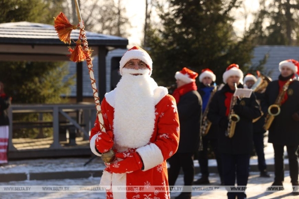 В поместье белорусского Деда Мороза в Беловежской пуще состоялось праздничное мероприятие «Проводы Снегурочки»