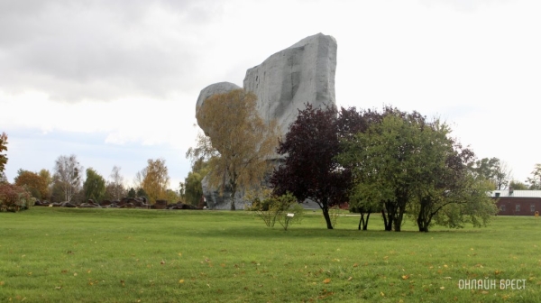 Измененный облик юго-западной казармы и новая мемориальная зона. Что делают в Брестской крепости Измененный облик юго-западной казармы и новая мемориальная зона. Что делают в Брестской крепости