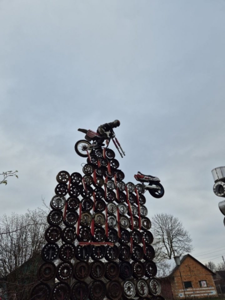 Житель Брестской области украсил свой участок всякой всячиной — посмотрите на это Житель Брестской области украсил свой участок всякой всячиной — посмотрите на это