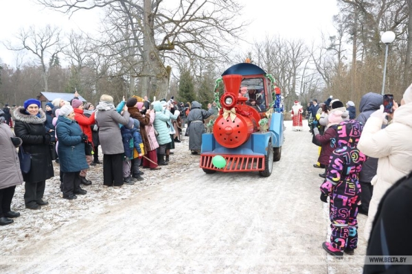В поместье белорусского Деда Мороза в Беловежской пуще состоялось праздничное мероприятие «Проводы Снегурочки»