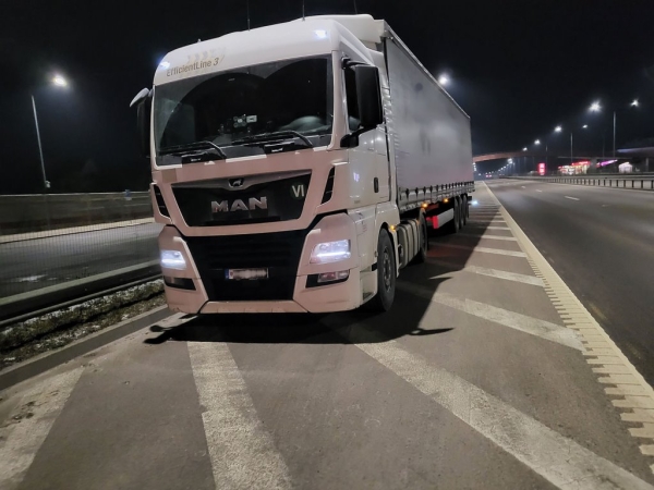 В Литве задержали две фуры с белорусскими сигаретами на сумму 5,6 млн евро В Литве задержали две фуры с белорусскими сигаретами на сумму 5,6 млн евро