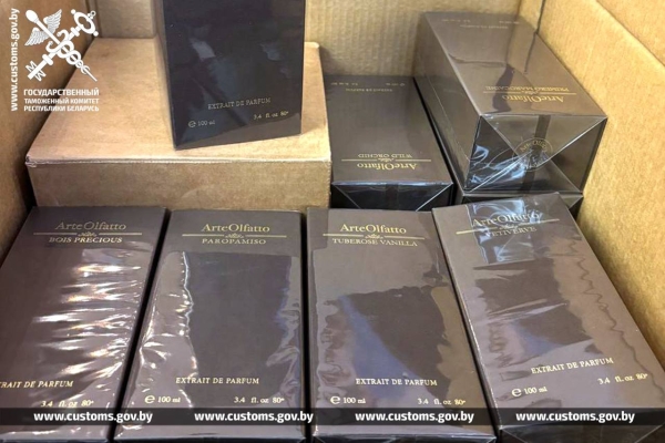 В Беларусь ввозили подозрительно дешевые духи, а продавали дорого В Беларусь ввозили подозрительно дешевые духи, а продавали дорого