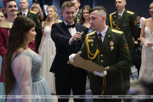 Военнослужащий сделал девушке предложение на офицерском балу в Бресте. История знакомства Военнослужащий сделал девушке предложение на офицерском балу в Бресте. История знакомства