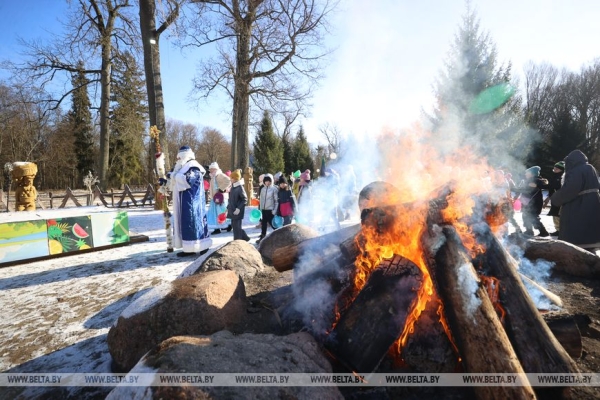 В поместье белорусского Деда Мороза в Беловежской пуще состоялось праздничное мероприятие «Проводы Снегурочки»