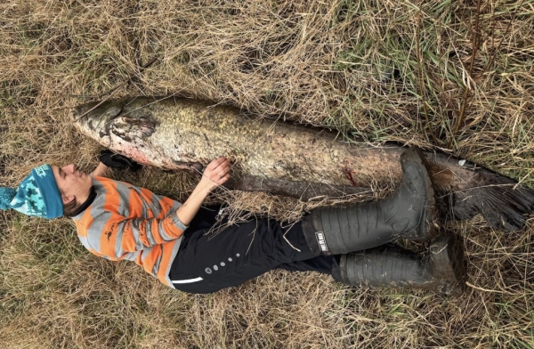 Белорус вытащил сома размером с человека Белорус вытащил сома размером с человека