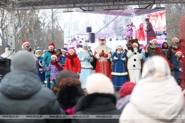 В поместье белорусского Деда Мороза в Беловежской пуще состоялось праздничное мероприятие «Проводы Снегурочки»