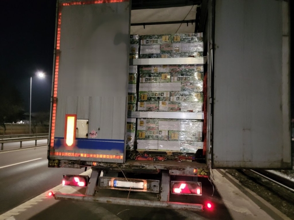 В Литве задержали две фуры с белорусскими сигаретами на сумму 5,6 млн евро В Литве задержали две фуры с белорусскими сигаретами на сумму 5,6 млн евро