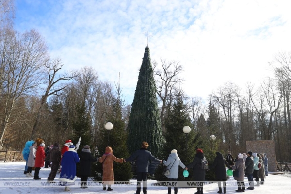 В поместье белорусского Деда Мороза в Беловежской пуще состоялось праздничное мероприятие «Проводы Снегурочки»
