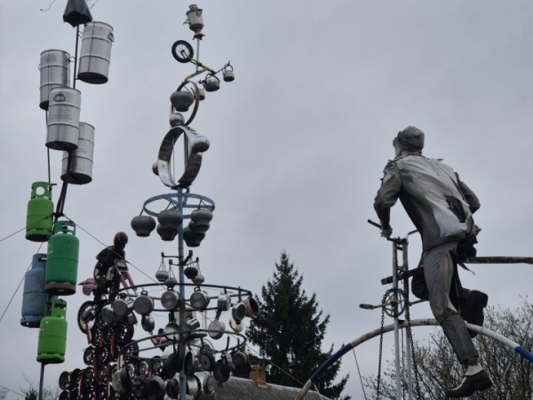 Житель Брестской области украсил свой участок всякой всячиной — посмотрите на это Житель Брестской области украсил свой участок всякой всячиной — посмотрите на это