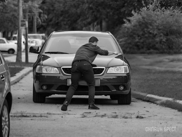 В Кобрине 21-летний парень угнал два автомобиля после вечеринки В Кобрине 21-летний парень угнал два автомобиля после вечеринки