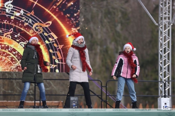 В поместье белорусского Деда Мороза в Беловежской пуще состоялось праздничное мероприятие «Проводы Снегурочки»
