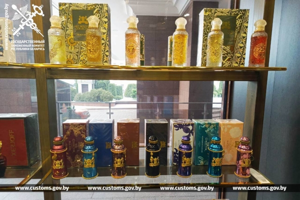 В Беларусь ввозили подозрительно дешевые духи, а продавали дорого В Беларусь ввозили подозрительно дешевые духи, а продавали дорого