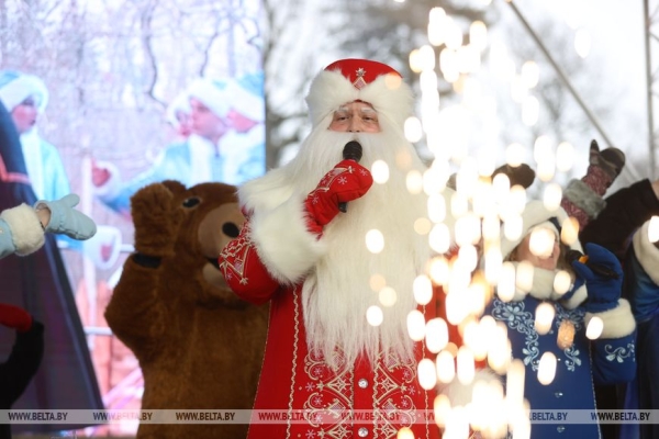 В поместье белорусского Деда Мороза в Беловежской пуще состоялось праздничное мероприятие «Проводы Снегурочки»