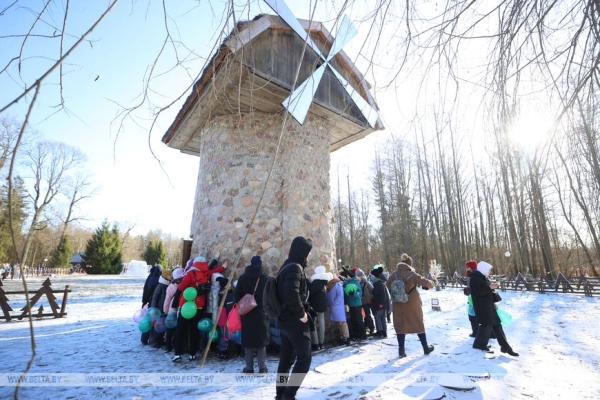 В поместье белорусского Деда Мороза в Беловежской пуще состоялось праздничное мероприятие «Проводы Снегурочки»