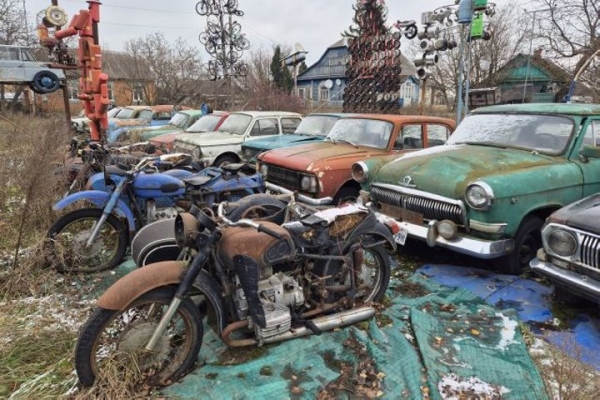 Житель Брестской области украсил свой участок всякой всячиной — посмотрите на это Житель Брестской области украсил свой участок всякой всячиной — посмотрите на это