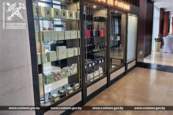 В Беларусь ввозили подозрительно дешевые духи, а продавали дорого В Беларусь ввозили подозрительно дешевые духи, а продавали дорого