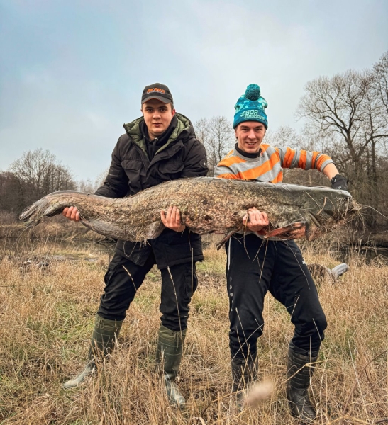 Белорус вытащил сома размером с человека Белорус вытащил сома размером с человека